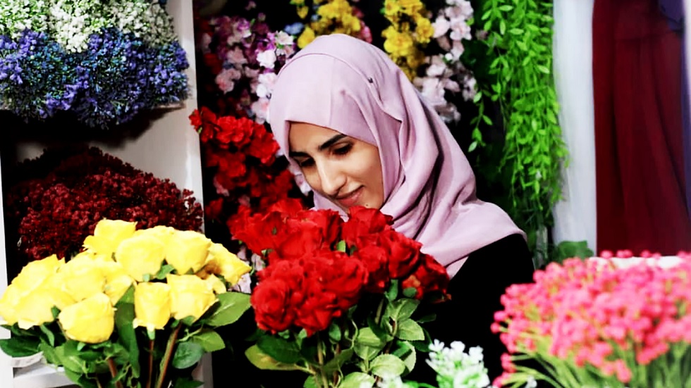 شابة يمنية تتخلى عن حلمها بأن تصبح "مذيعة اخبار" وتتجه لبيع الورود 