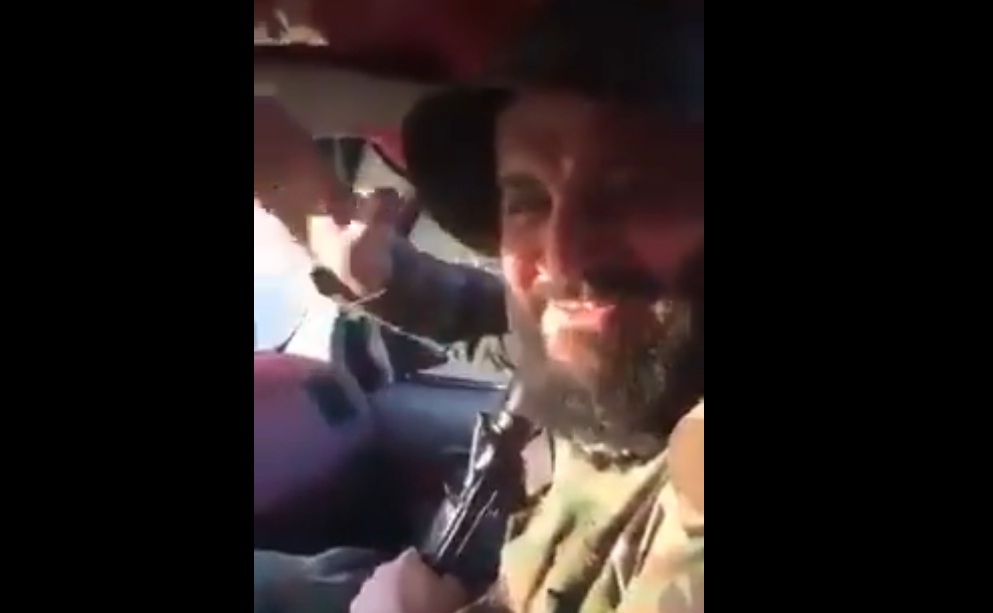 بالفيديو...عنصر في "الثوري الايراني" يتجول في صنعاء ويهتف: حيوا اليمنيين..هربوا هربوا!