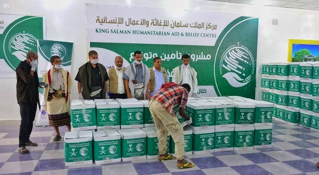 مركز سعودي يوزع 2140 سلة غذائية للمحتاجين في محافظة شبوة
