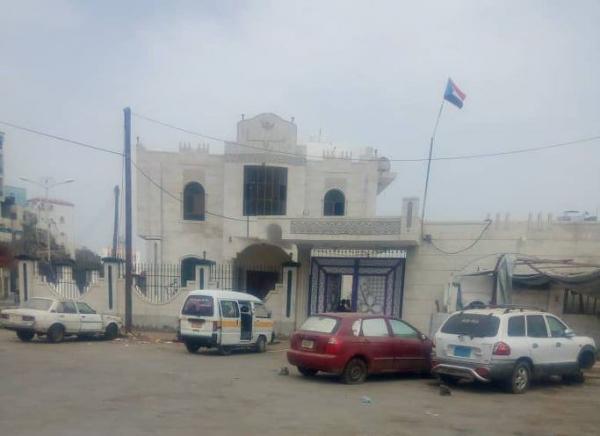 بعد الاستيلاء عليه.. المجلس الانتقالي يغير اسم مقر الحكومي في عدن ويرفع لافتة الجديدة