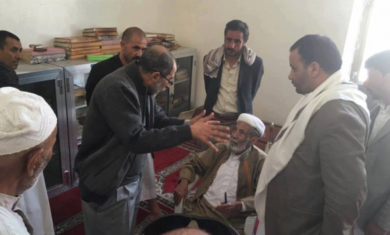 مليشيا الحوثي ترفض الإفراج عن مكتبة الشيخ “محمد إسماعيل العمراني”