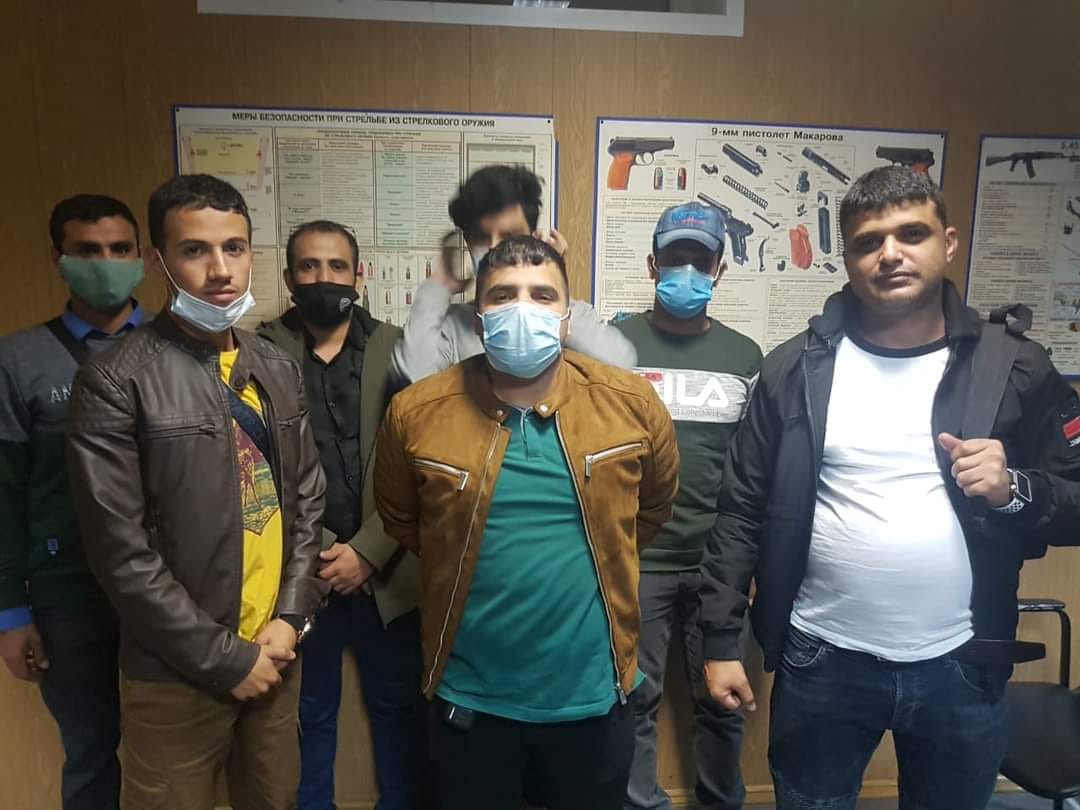 الشرطة الروسية تفرج عن ضباط وطلبة يمنيين اعتقلتهم بطلب من السفير الوحيشي (فيديو)