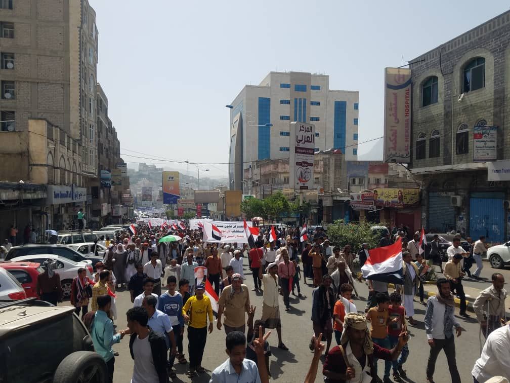 تعز تخرج رفضاً للعصابات المسلحة و"خرافة الولاية والخمس" والمطالبة ببسط نفوذ الدولة (صور)