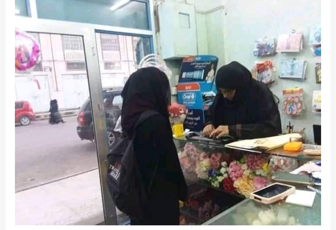 لأول مرة شاهد أول صورة لفتاة يمنية تفتح محل هواتف وتعمل في صيانتها في هذه المحافظة