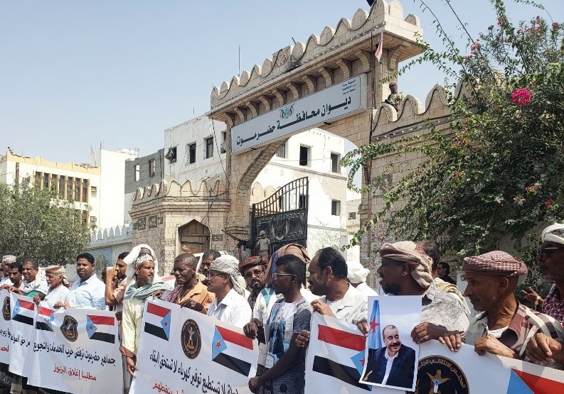 حضرموت..إصابة متظاهر برصاص الأمن والإحتجاجات تعم 3 مديريات والانتقالي يطالب برحيل السلطة المحلية (فيديوهات)