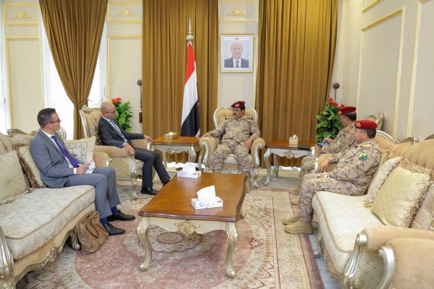 وزير الدفاع اليمني: 8 آلاف إجمالي خروقات الميليشيا للهدنة ومساعي السلام معها "فرصة لالتقاط الانفاس"