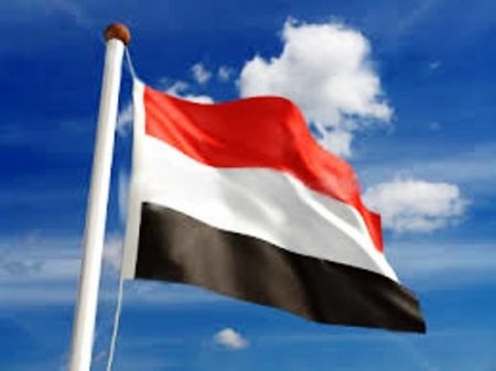 رفعت علم الجمهورية اليمنية...فطالبت "المعلمين الجنوبيين" بمعاقبتها وإغلاق مدارسها