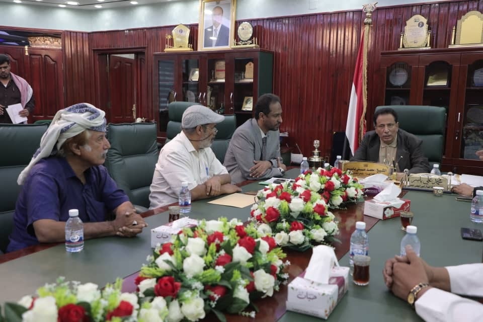 أكد مشروعية المطالب بخفض الرسوم الجمركية في منفذ شحن  : محافظ المهرة يلتقي قيادة حزب الاصلاح ويدعو إلى النأي بالمحافظة عن الصراعات