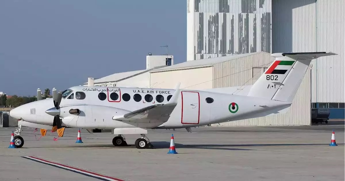طائرة عسكرية إماراتية تهبط في مطار الريان شرق اليمن