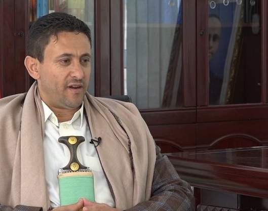 قيادي حوثي يدلي بتصريح مناطقي حول ابناء تعز وإب...ونشطاء يردون عليه: حاطب ليل إلعب غيرها