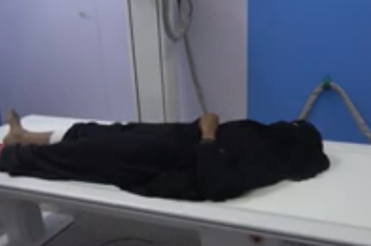 إصابة إمرأة برصاص ميليشيا الحوثي جنوب الحديدة (فيديو)