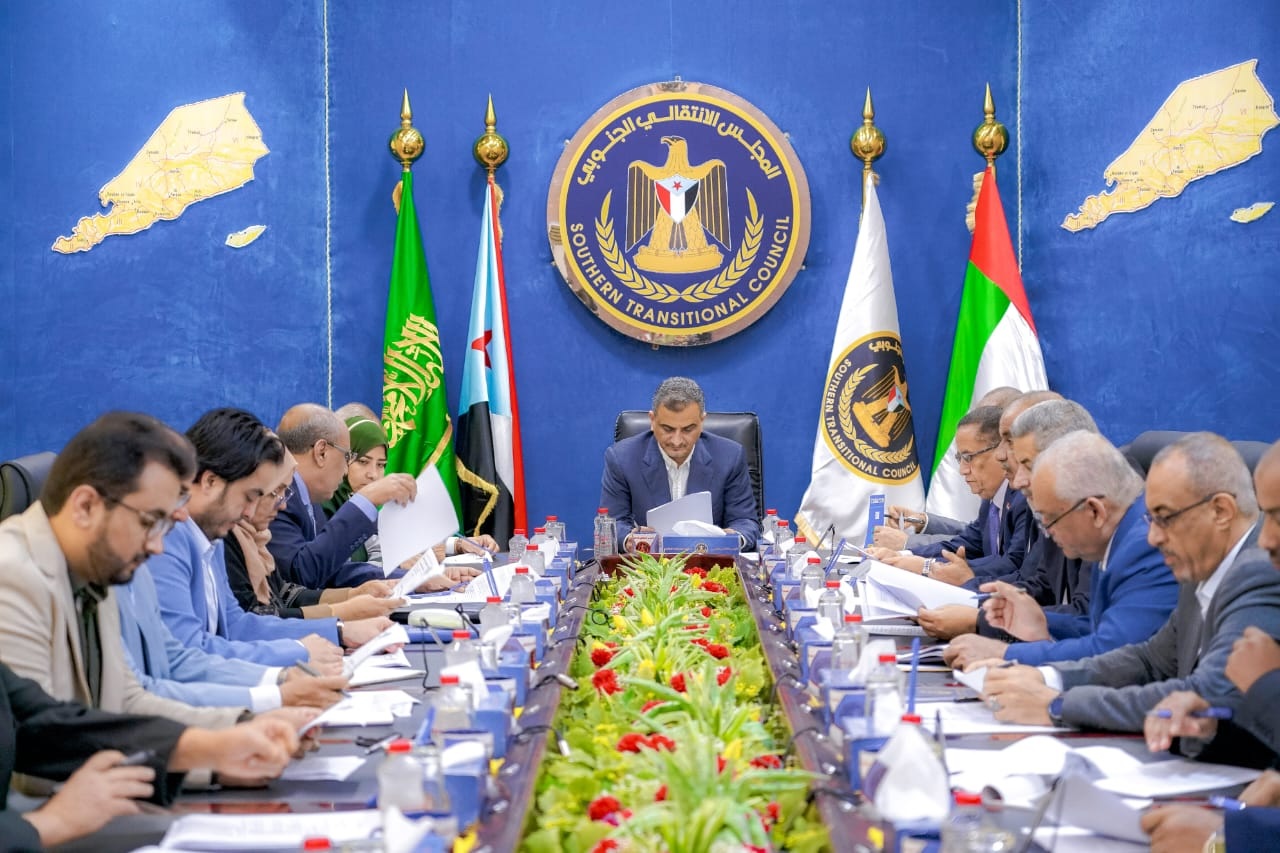 الانتقالي يطالب الحكومة بتحمل مسؤولياتها إزاء الأزمات المتلاحقة ويتهم اطرافا في الشرعية بافتعالها