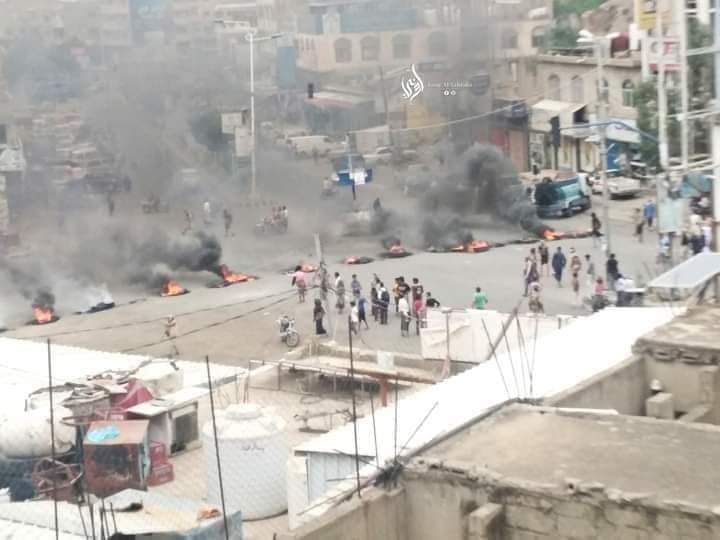 قطع شوارع وإحراق الاطارات.. مصدر يكشف أسباب الفوضى المسلحة العارمة وسط مدينة تعز