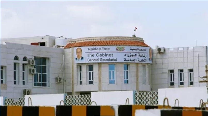 "شارة حمراء" تثير جنون أمين عام مجلس رئاسة الوزراء ضد الموظفين بعدن... ما القصة؟