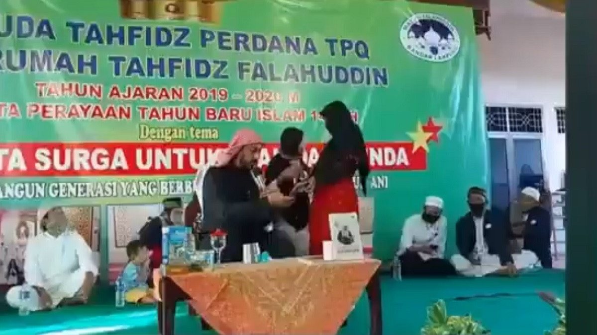 بالفيديو...طعن داعية يمني خلال محاضرة في إندونيسيا
