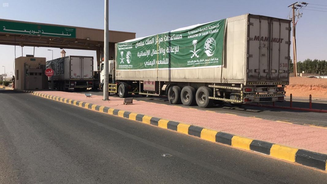 عبور 7 شاحنات منفذ الوديعة باتجاه محافظتين في اليمن