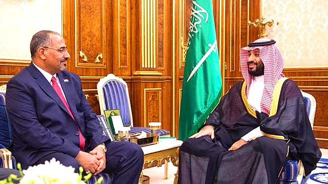 إعلامي مقرب من الانتقالي: زيارة الزبيدي إلى السعودية مهمة لهذه الأسباب