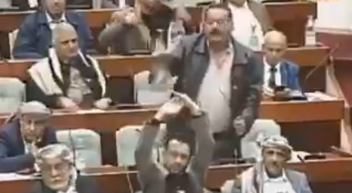 بالفيديو...سجال برلماني في صنعاء حاشد: الحوثيون يدرسون الملازم في أجهزة الدولة..برلماني حوثي: ندرس أشياء أخرى..والراعي لـ"حاشد": اسحب كلامك