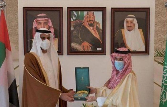 بأمر من العاهل السعودي.. تسليم الشيخ شخبوط بن نهيان وسام الملك عبدالعزيز
