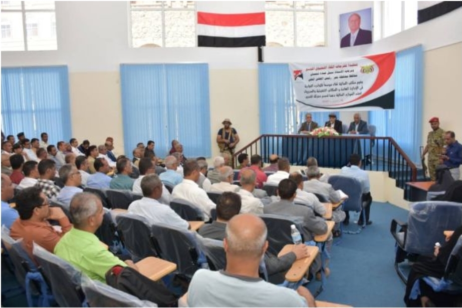 محافظ تعز: إيقاف الصرف خارج احتياجات المعركة ويدعو جميع موظفي المالية الى الى هذا الأمر