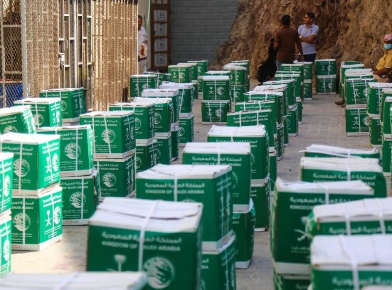 السعودية توزع 550 سلة غذائية رمضانية لمرضى السرطان في عدن