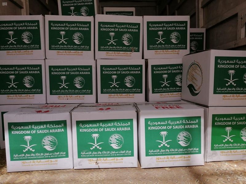 مركز الملك سلمان للإغاثة يوزع سلال غذائية رمضانية للنازحين في مأرب