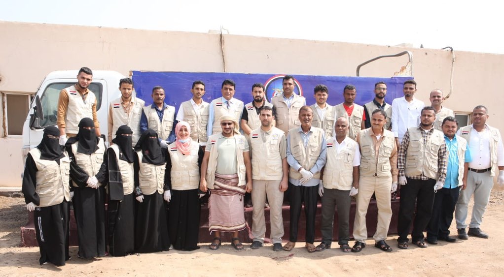 طارق صالح يلتقي خلية العمليات الإنسانية بالمقاومة الوطنية ويوجهها بتوسيع نشاطها