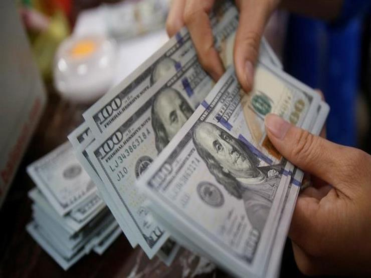 الحوثيون يحاولون منع "انهيار الريال" ويبيعون ١٠.٦ مليون دولار لتجار السلع الأساسية في مناطقهم 