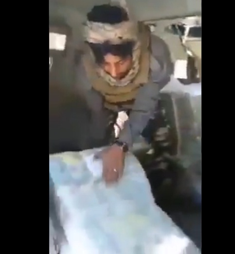 بالفيديو...مسلحو "الانتقالي" يوزعون أموال استولوا عليها في عدن: هذه حق "أبو الليل"