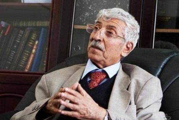 شاعر اليمن وأديبها يلزم "الفراش الابيض"...(صورة نادرة)