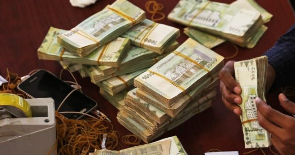 دبلوماسي يمني: الح.وثيون سرقوا 30 ألف مليار ريال كانت مخصصة لصرف المرتبات