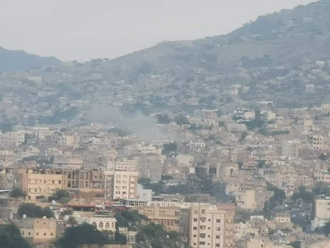 تعز...مواجهات عنيفة ومصرع قيادي حوثي بارز وإصابة طفلة بقصف حوثي على الاحياء السكنية (صور)