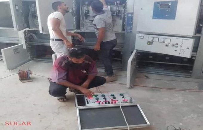 مواطنون يتجمهرون أمام كهرباء عدن للمطالبة بـ"فصل التيار الكهربائي"!