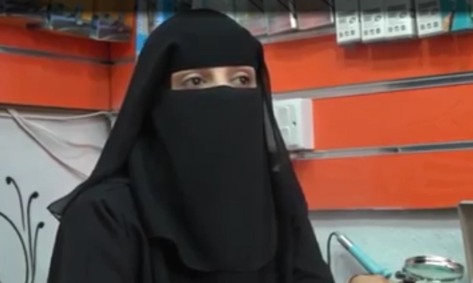 أول يمنية تقتحم مجال خاص بـ"الذكور" والسبب "حماية النساء من التحرش" (فيديو)
