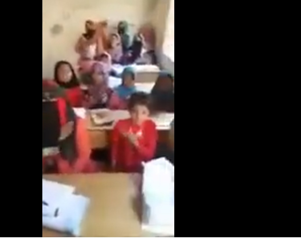 "ضرب راحة اليد على الصدر "مقطع فيديو لطلاب يمنيون يشعل التواصل الاجتماعي 