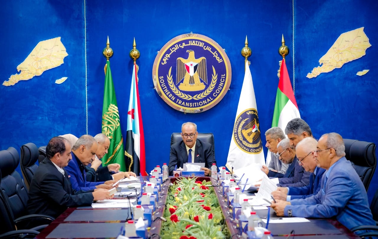 رئاسة الانتقالي تطالب بتدخل حكومي عاجل لوقف أزمة المشتقات النفطية واخراج قوات الاخوان من شبوة