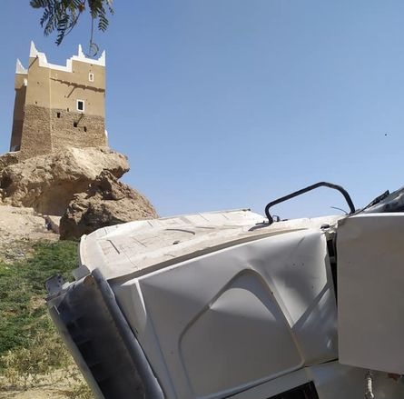 انقلاب قاطرة يتسبب في انهيار سور حصن تاريخي في حضرموت (صور)