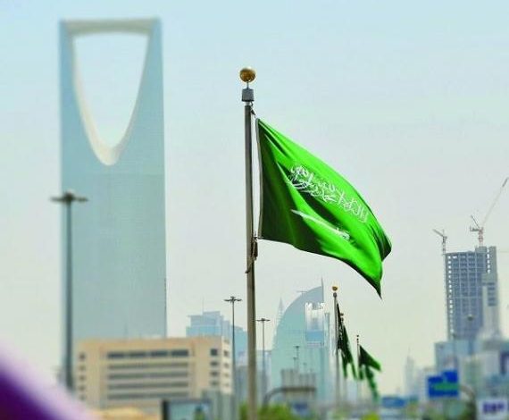 لمدة عامين.. السلطات السعودية تعلن تحمل 30 إلى 50 % من أجور الموظفين في هذه المهن!