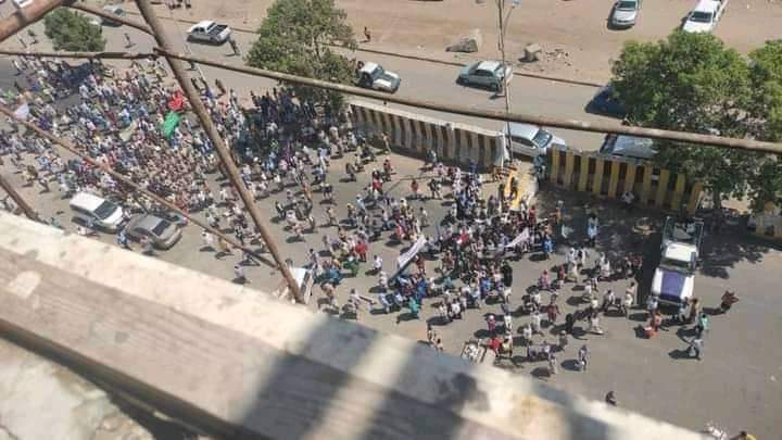 مسؤولون حكوميون يغادرون عدن صوب القاهرة عقب ساعات من اقتحام قصر معاشيق