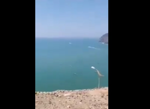عدن..محتجون يقتحمون مكاتب وسكن الحكومة في معاشيق والوزراء يفرون على متن زوارق (فيديو)
