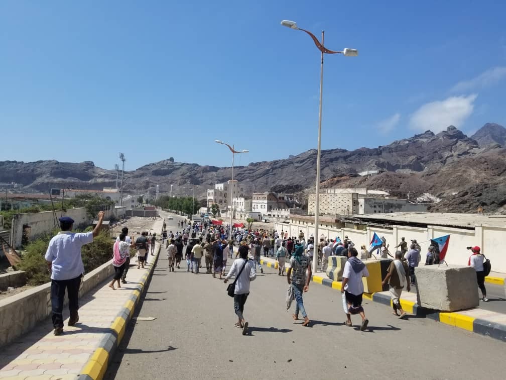 عاجل...مجاميع تقتحم قصر معاشيق في عدن والجنود يطلقون النار في الهواء لتفريقهم (صور)
