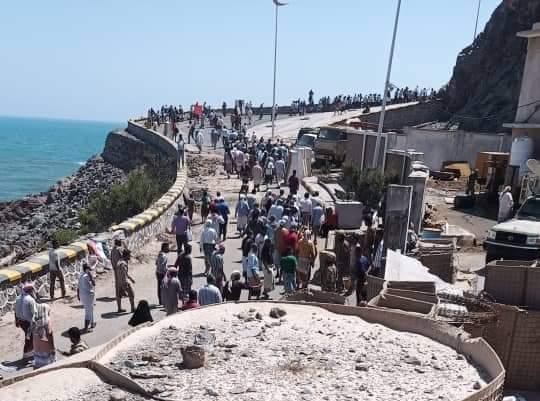 سقطة صحفية جديدة.. موقع إماراتي يحذف هذه التغريدات عن الحكومة عقب اقتحام المعاشيق!
