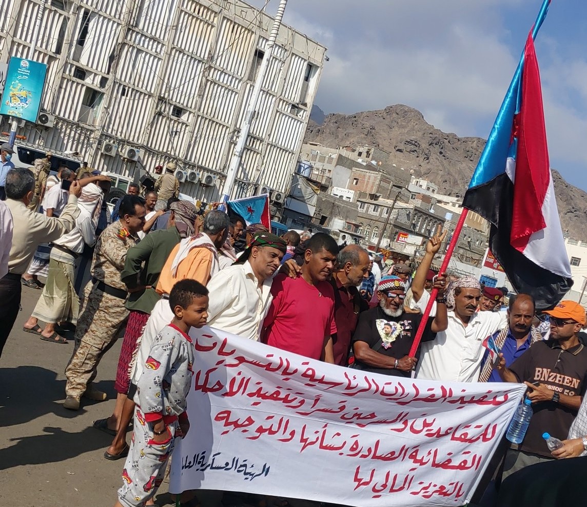 عدن..العشرات ينظمون وقفة احتجاجية للمطالبة بتحسين الاوضاع المعيشية (صور)