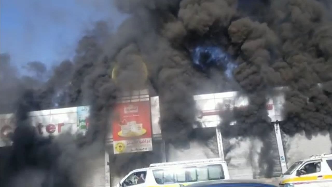 الحوثيون يصدرون بيانا بشأن حريق التهم مركز تجاري كبير في صنعاء (فيديو)
