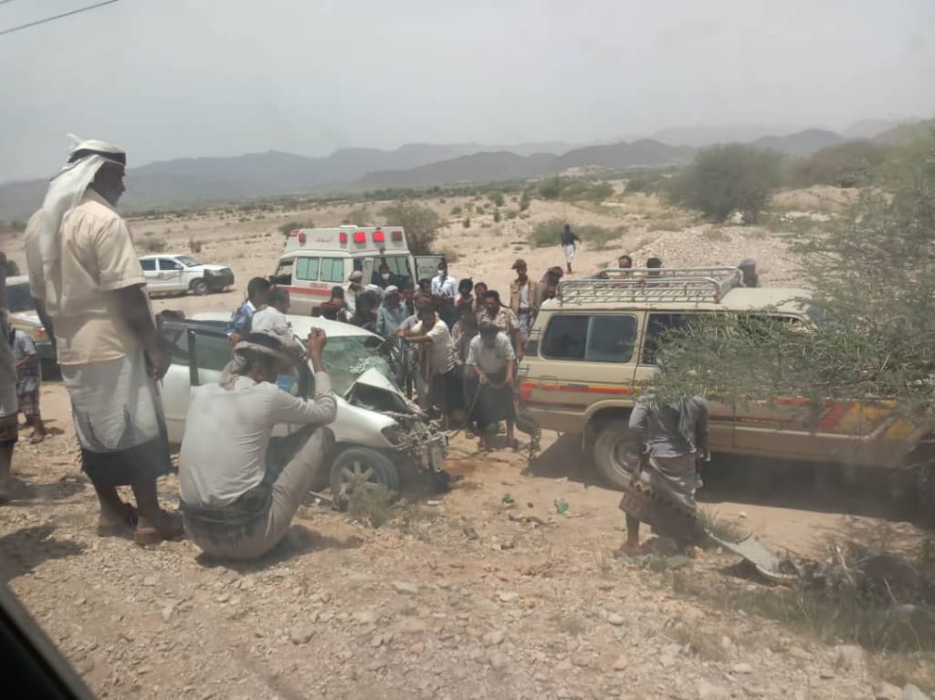 وفاة وإصابة 4 أشخاص إثر حادث مروري في شبوة (صور)