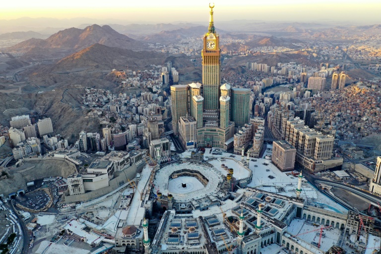 مسؤول سعودي يكشف موعد إعلان قرار المملكة بشأن "الحج" 