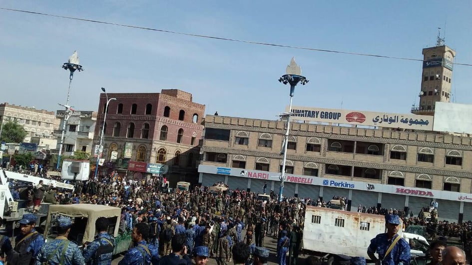 شاهد بالفيديو.. هذا ما حدث قبل قليل في ميدان التحرير بصنعاء..!