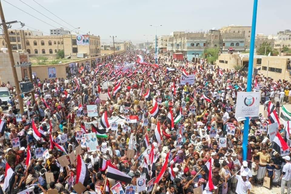تظاهرة شبوة ترفض احتكار تمثيل "الجنوب" وتدعو إلى التركيز على معركة "دحر الانقلاب" والمشروع الايراني (نص البيان)