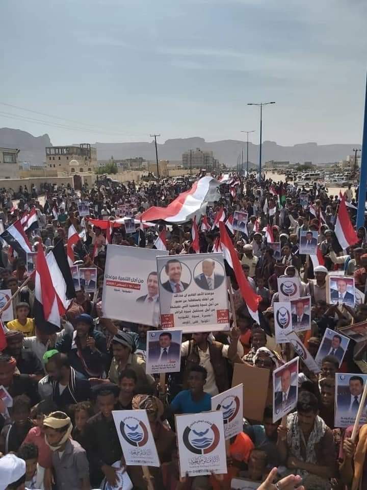 الآلاف يحتشدون في شبوة تأييدا للشرعية وانهاء الانقلاب ورفض الاقصاء والتهميش (صور)