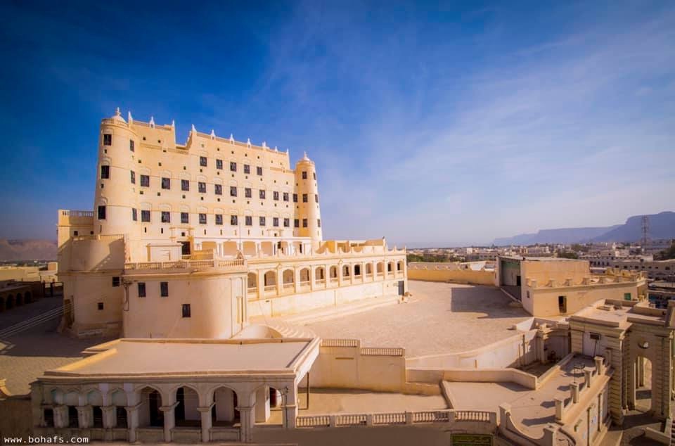 أكبر أبنية اليمن الطينية التاريخية يواجه خطر الانهيار